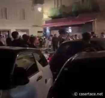 GUARDA IL VIDEO. MOVIDA VIOLENTA AD AVERSA. Rissa in piazzetta San Paolo, volano sedie e tavoli - CasertaCE