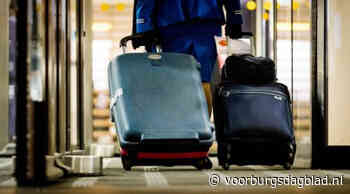 Reizigers op Schiphol gaan bagageband op om koffers te halen - Voorburgs Dagblad