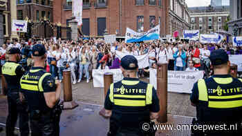 Demonstrerende huisartsen halen verhaal bij minister op Binnenhof - Omroep West
