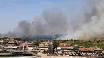 Incendio a Roma, brucia parco del Pineto. Fiamme in due centri sportivi: evacuati bambini