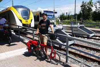 Europaaktivist Jon Worth wirbt für Bahnbrücke bei Breisach – mit dem Klapprad - Breisach - Badische Zeitung