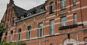 Burchtstraat afgesloten nadat muur oud schoolgebouw dreigt in te storten - Het Laatste Nieuws