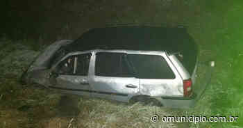 Após colisão traseira, carro com placas de Brusque capota e sai da pista na Antônio Heil - O Município