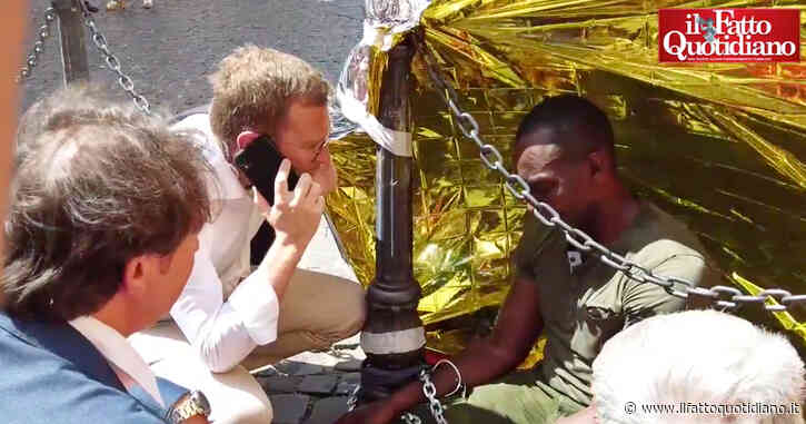 Aboubakar Soumahoro resta incatenato per sette ore davanti a Montecitorio: “La lotta paga, ho ottenuto un incontro con Draghi”