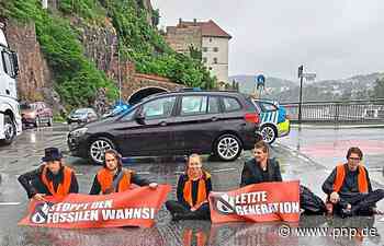 Sitzblockade in Passau: Staatsanwalt erklärt, was den Demonstranten droht - Passauer Neue Presse - PNP.de