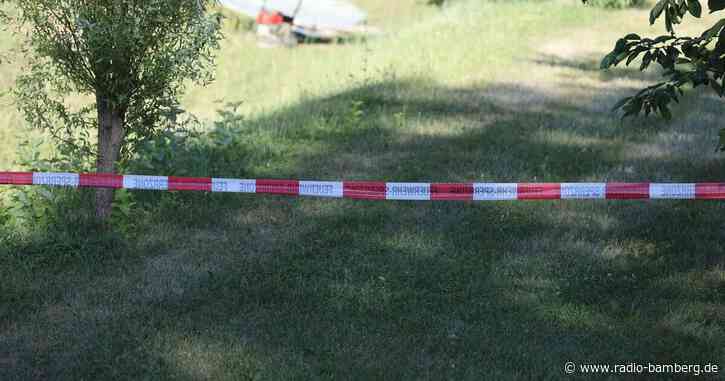 Mann fällt beim Rasenmähen in tiefes Erdloch und stirbt