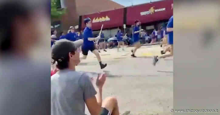 Sparatoria in Illinois, il momento in cui viene aperto il fuoco alla parata di Highland Park: le persone in fuga – Video