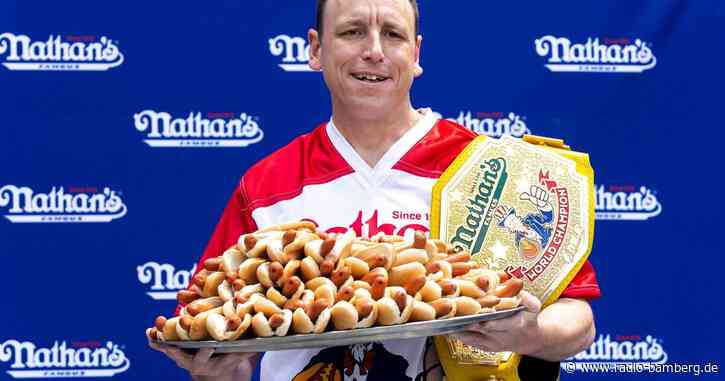 Trotz Störer – Dauersieger bei Hot-Dog-Wettessen vorn