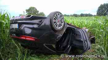 Raser schleudert bei Bad Aibling über Autobahnausfahrt hinaus in Maisfeld