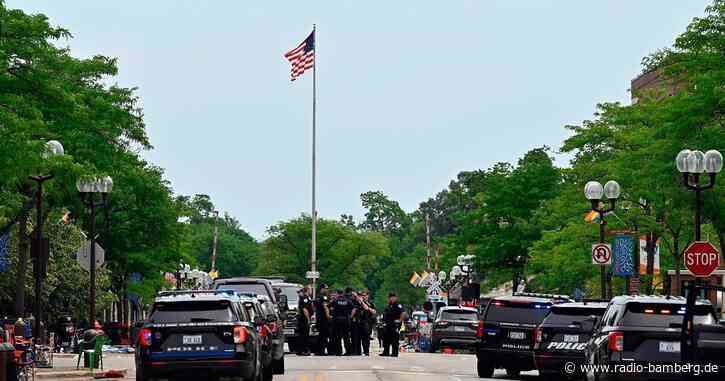 Schütze eröffnet Feuer bei US-Feiertags-Parade: Sechs Tote