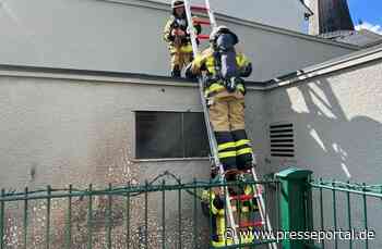 FW-PL: Containerbrand droht auf Trafohaus und Garagen überzugreifen