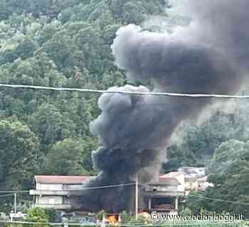 Incendio al piano terra di uno stabile. Dall'edificio una colonna di fumo nero - ciociariaoggi.it