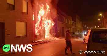 Rijwoning in Poperinge brandt volledig uit: 79-jarige vrouw naar ziekenhuis ter controle - VRT NWS