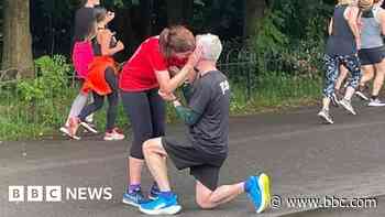 Manchester marathon runners get engaged during Parkrun - BBC