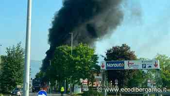 Colonna di fumo nero: è un furgone che brucia a Seriate - Cronaca, Seriate - L'Eco di Bergamo