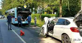Auffahrunfall bei Lohmar: 50-jährige Autofahrerin fährt auf Bus auf und wird schwer verletzt - General-Anzeiger Bonn