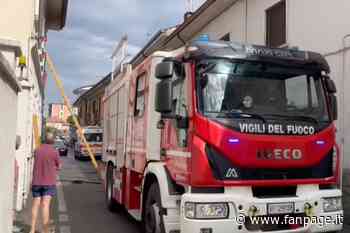 Scoppia un incendio nel centro storico di Gallarate, muore una donna bloccata in bagno - Fanpage.it