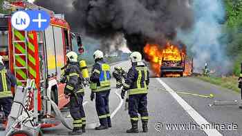A1: VW Bus brennt bei Lensahn komplett aus - Lübecker Nachrichten