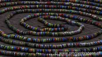 Wereldrecord kroonkurkenketting verpletterd met lint van 11 kilometer - Omroep Brabant