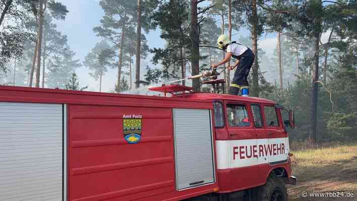 Waldbrand in der Lieberoser Heide fordert Einsatzkräfte heraus - rbb24