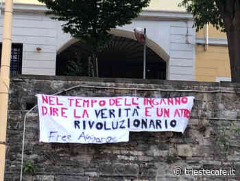 "Studenti contro il green pass", striscioni di protesta a Trieste: "Assange vittima del sistema americano" - triestecafe.it