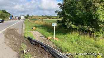 Lastwagen kommt von A94 ab und mäht Leitplanke und Notrufsäule nieder