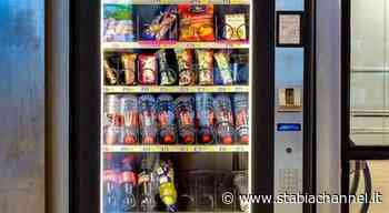 Gragnano - Un calcio nel distributore automatico, le immagini sui social - StabiaChannel.it