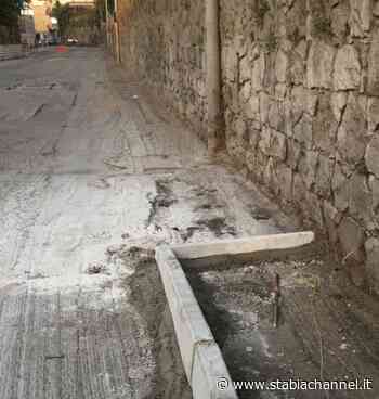 Gragnano - Proseguono i lavori di rifunzionalizzazione di via Madonna delle Grazie, i residenti chiedono il celere completamento del marciapiede - StabiaChannel.it