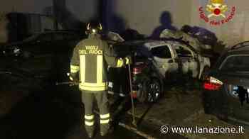 Incendio a Prato in piena notte: a fuoco due auto e un motorino - LA NAZIONE