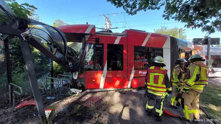 Schwerer Lkw-Unfall mit Straßenbahn in Krefeld: Medizinischer Notfall bei Fahrer - WDR Nachrichten