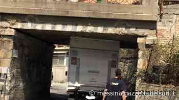Messina, furgone troppo alto per un sottopasso: difficoltà in via del Santo - Gazzetta del Sud - Edizione Messina