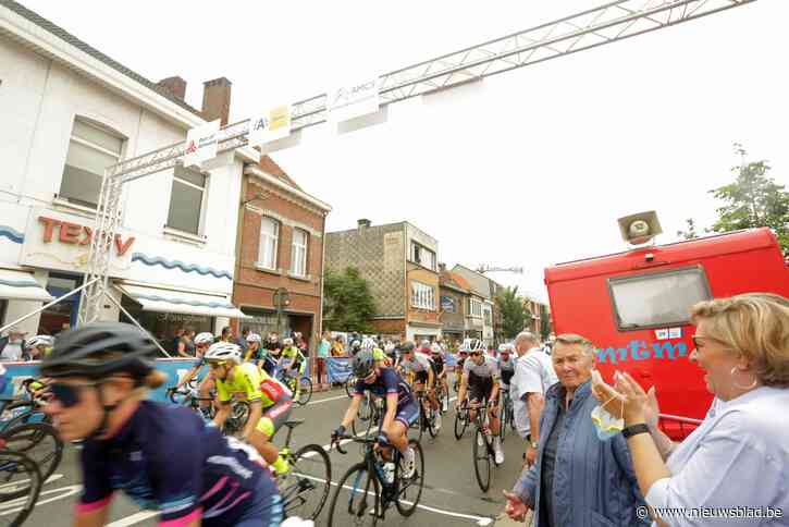 Vlaanderen Feest: Volksfeest in Ekeren, allereerste Grote Vennebermontbijt in Deurne. Argenta 2 Districtenpijl voor dames en heren