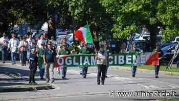 Il corteo per il centenario degli Alpini di Luino, la foto è di Ivano Aglieri - Luino Notizie