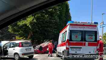 Auto si ribalta in mattinata in viale Curtatone a Novara - La Stampa