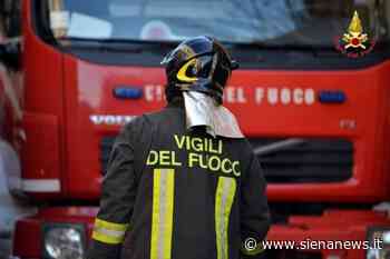 Poggibonsi, vasto incendio di sterpaglie, le fiamme arrivano vicino alle case - Siena News