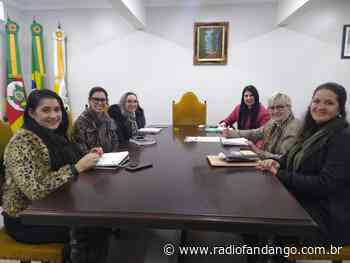 Secretarias da Prefeitura realizam reunião para preparar as comemorações de Natal - Radio Fandango