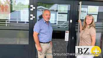 Helfer im Fredenberg stehen mit Rücken zur Wand