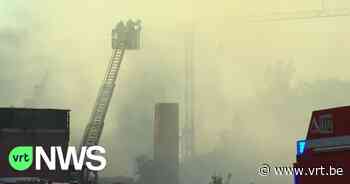 Zware brand bij houtverwerkend bedrijf in Hemiksem: 30-tal huizen ontruimd - VRT NWS
