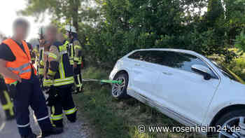 Autofahrer kracht mit VW in Großkarolinenfeld gegen Brücke und droht abzustürzen