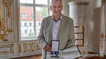 Augsburger rettet Mann aus Unfallwagen – und erhält die Rettungsmedaille