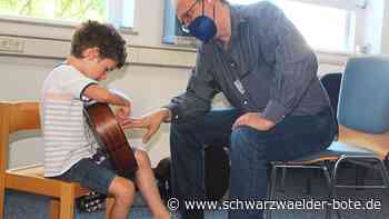 Jugendmusikschule Balingen - Viele Kinder lassen sich Instrumente zeigen - Schwarzwälder Bote
