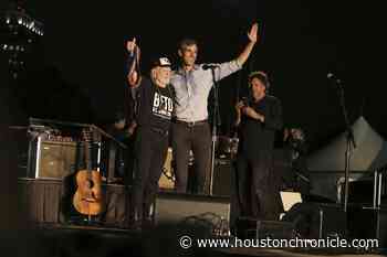 Willie Nelson brings out Beto O'Rourke and his 11-year-old son on stage to play guitar in Austin - Houston Chronicle