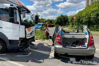 Lastwagen rammt Auto einer Seniorin in Aachen: 72-Jährige muss schwer verletzt befreit werden - TAG24
