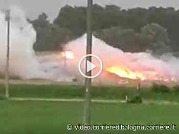 Modena, i fulmini provocano incendi nelle campagne a Finale Emilia - Corriere della Sera