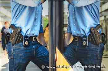 Polizei in Stuttgart: Irreführendes Foto – Trägt die Kripo ihre Waffe in der Bahn offen? - Stuttgarter Nachrichten