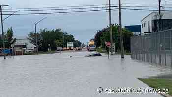 Sinkhole swallows vehicle as water main break floods Saskatoon intersection