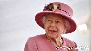 Queen Elizabeth II Surprises Crowd With Buckingham Palace Balcony Appearance - Complex