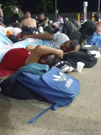 Unos 500 migrantes aguardan en Huixtla para obtener permisos - La Jornada