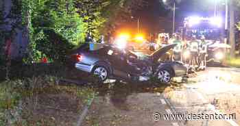 Auto vernield en bestuurder gewond bij botsing tegen boom in Lochem - De Stentor