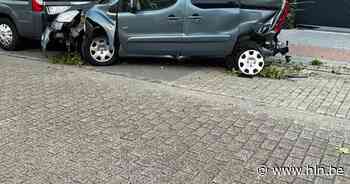 Automobilist onder invloed rijdt twee geparkeerde wagens en boom aan - Het Laatste Nieuws